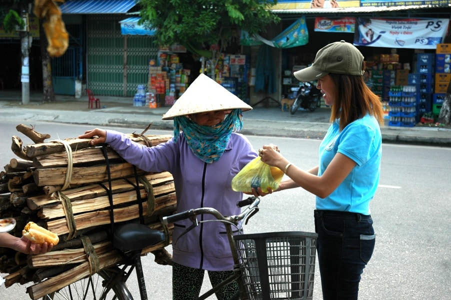 Suất ăn sáng có ý nghĩa thiết thực với những người lao động nghèo. Ảnh: PHAN VINH