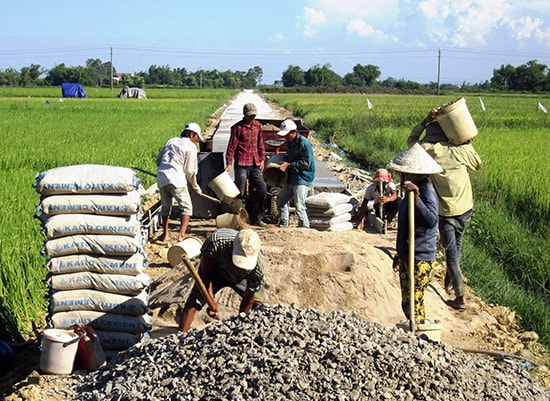 Những năm qua, việc đầu tư xây dựng hạ tầng nông thôn luôn được các địa phương chú trọng.