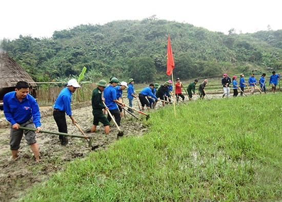 Khai hoang đất trồng lúa nước ở miền núi là công trình được tuổi trẻ Quảng Nam chú trọng thực hiện trong thời gian qua.