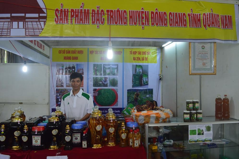 Gian hàng sản phẩm của huyện Đông Giang tham dự hội chợ tự hào hàng Việt Nam 2016 tại TP.Đà Nẵng.