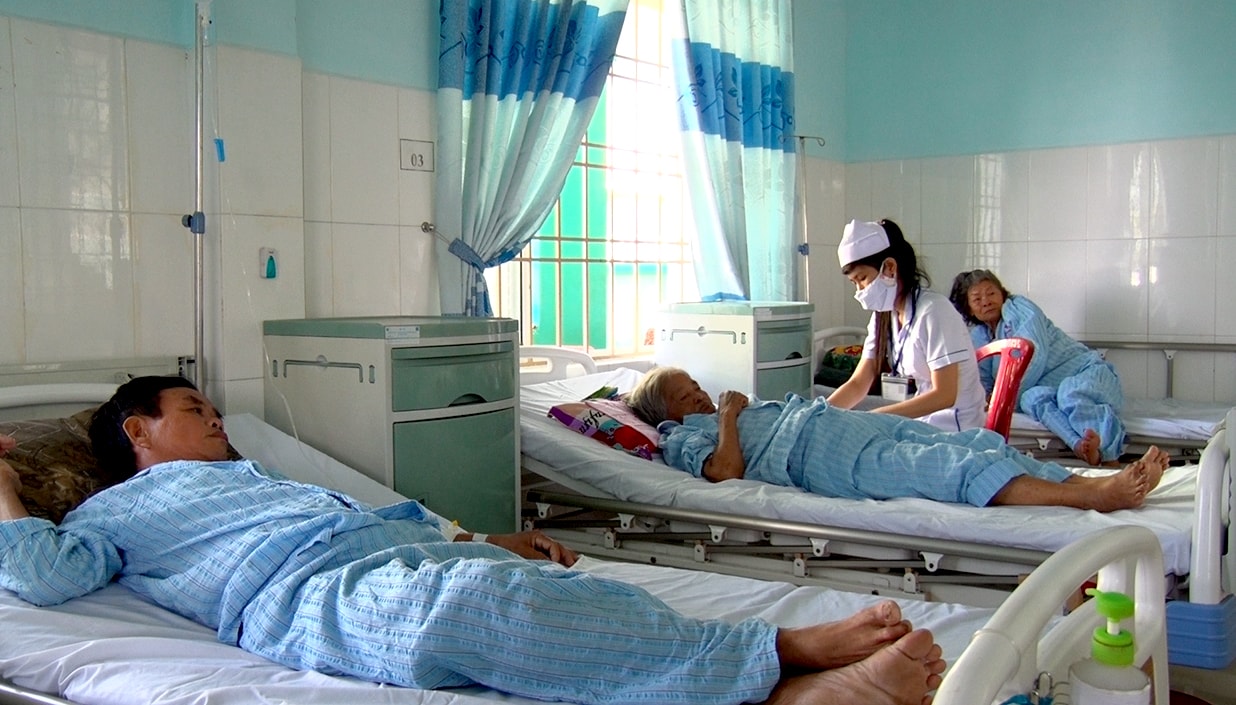 Các y, bác sĩ luôn tận tình chăm sóc bệnh nhân như người nhà. Ảnh: THÔNG VINH