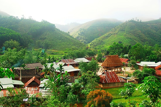 Làng Tà Vàng (xã A Tiêng, Tây Giang), nơi định cư của đồng bào Cơ Tu di cư từ Lào sang. Ảnh: ALĂNG NGƯỚC