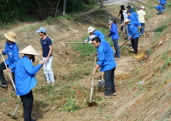 Thanh niên Điện Bàn tham gia nạo vét kênh mương. Ảnh: HC