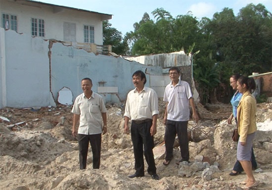 Lãnh đạo chính quyền phường Phước Hòa vận động người dân giải tỏa, bàn giao mặt bằng. Ảnh: THANH XUÂN - MINH TẤN