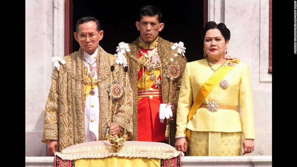 Quốc vương Bhumibol Adulyadej, Thái tử Maha Vajiralongkorn và  Hoàng hậu Sirikit (ảnh: CNN)