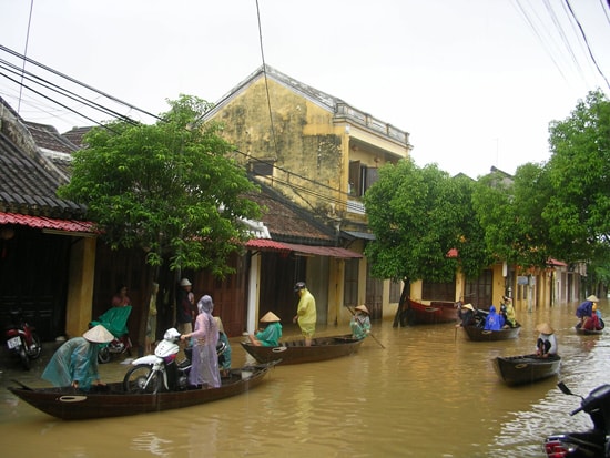 Hội An ngập trong biển nước. 