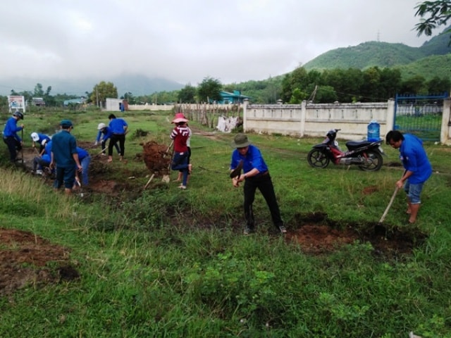 Tuổi trẻ tham gia nạo vét kênh mương khơi thông dòng chảy