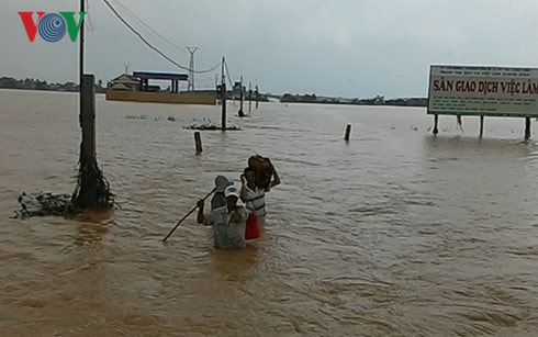 Tuyến đường chính dẫn vào xã Quảng Hòa, thị xã Ba Đồn vẫn chìm sâu trong lũ.