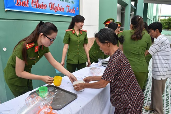 Hội phụ nữ cơ sở Cảnh sát điều tra phát cháo cho bệnh nhân tại Bệnh viện đa khoa Quảng Nam. Ảnh: LÊ HÒA