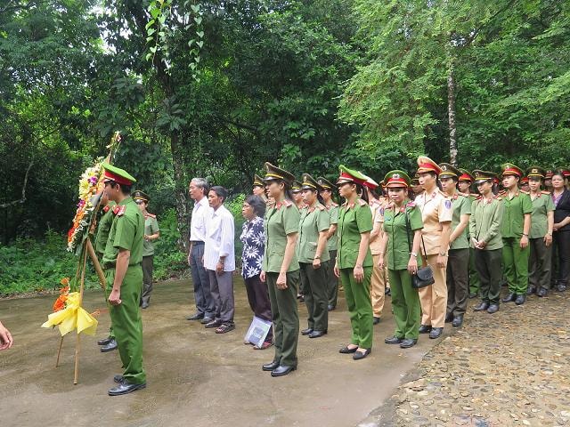 Dâng hương tưởng niệm khu di tích. ảnh: P.N