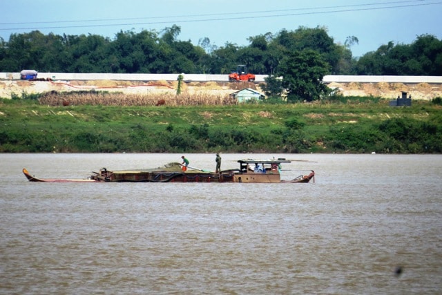 Một phà hút cát trên lòng sông Thu Bồn. Ảnh: Hoàng Liên