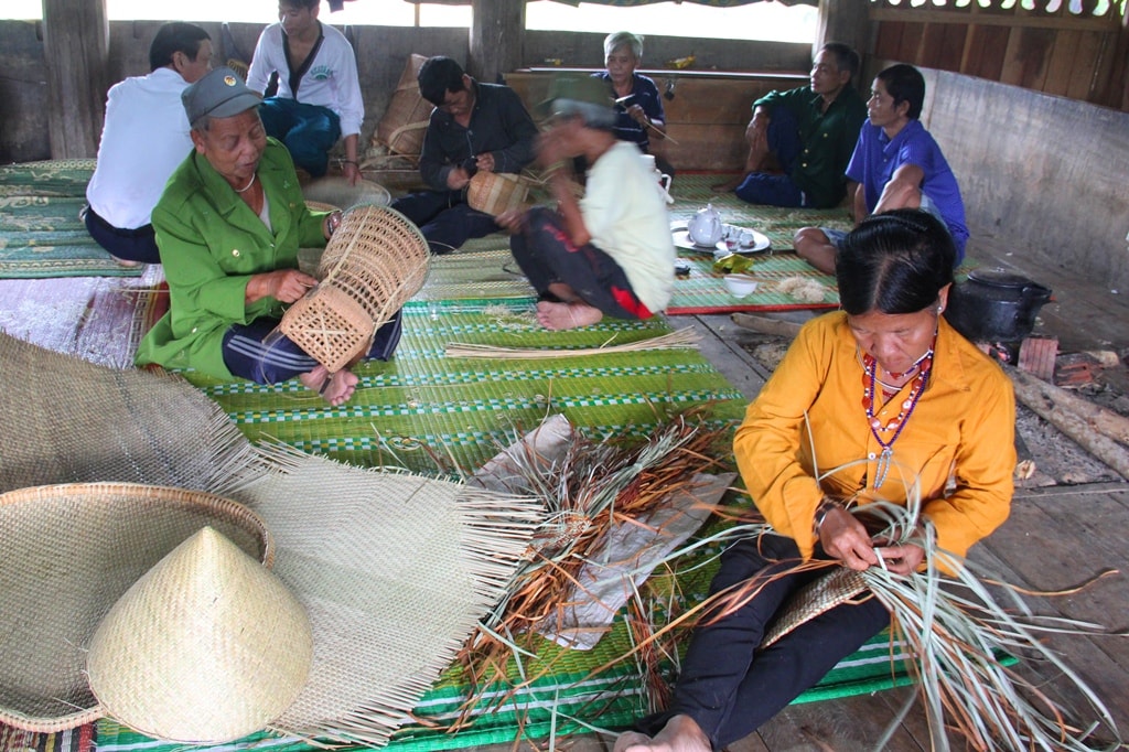 Một nhóm hộ đồng bài Cơ Tu đan lát tập trung tại gươl làng ở huyện vùng cao Tây Giang.