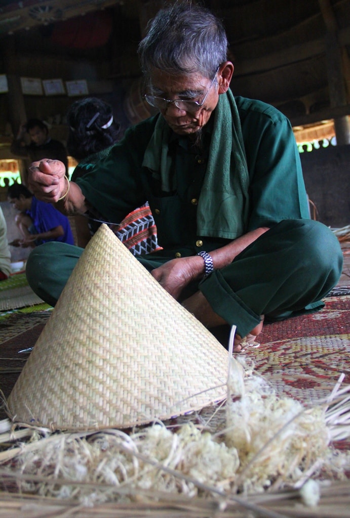 Một cụ ông Cơ Tu tỉ mẫn với công đoạn cuối của chiếc nón được làm nên bởi vật liệu bằng tre.