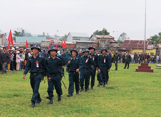 Thanh niên Đại Lộc hăng hái lên đường nhập ngũ. Ảnh H.Liên