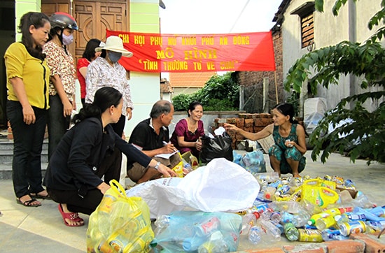 Chi hội phụ nữ An Đông (thị trấn Tân An, Hiệp Đức) thực hiện hiệu quả mô hình “Tình thương ve chai”.  Ảnh: Chi hội phụ nữ An Đông cung cấp