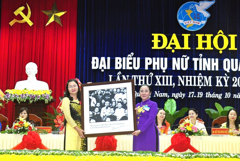 Bà Hoàng Thị Ái Nhiên - Phó Chủ tịch Thường trực Trung ương Hội LHPN Việt Nam tặng bức ảnh Chủ tịch Hồ Chí Minh với phụ nữ. Ảnh: VINH ANH