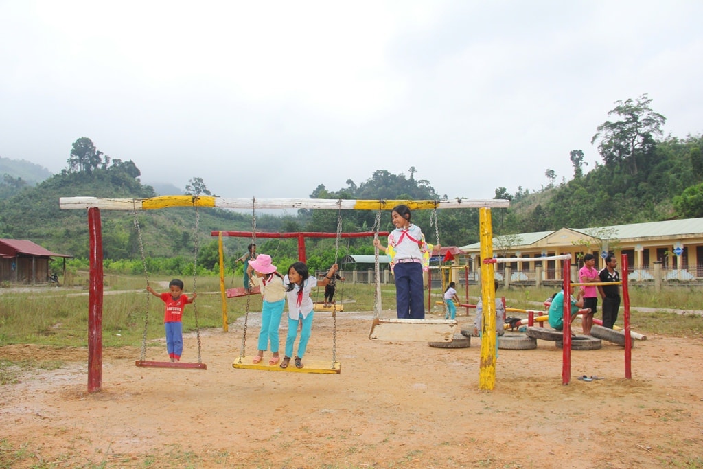 Nhiều sân chơi truyền thống được đầu tư tại các thôn, bản phù hợp với không gian vui chơi cho trẻ miền núi. Ảnh: ALĂNG NGƯỚC