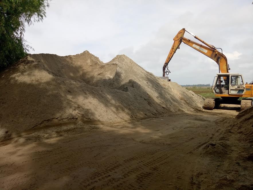 Dù địa phương có văn bản chấm dứt hợp đồng cho thuê bến bãi và đình chỉ hoạt động kinh doanh nhưng cơ sở của ông Diện vẫn tiếp tục hoạt động.