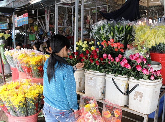 Hoa tươi là mặt hàng luôn được nhiều người lựa chọn trong những dịp lễ. Ảnh: KIỀU LY