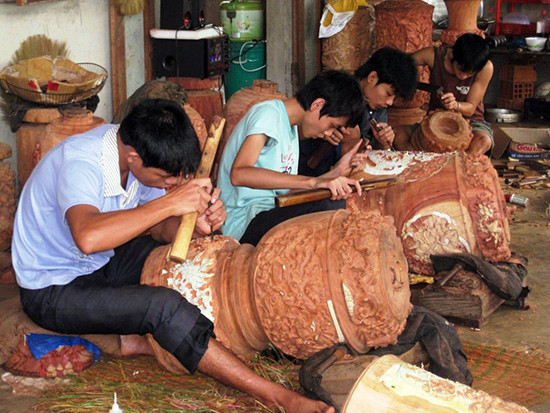 Học nghề mộc ở làng Kim Bồng.Ảnh: SONG ANH