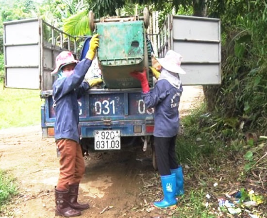 Phụ nữ Tam Đại thu gom, xử lý rác bảo vệ môi trường.