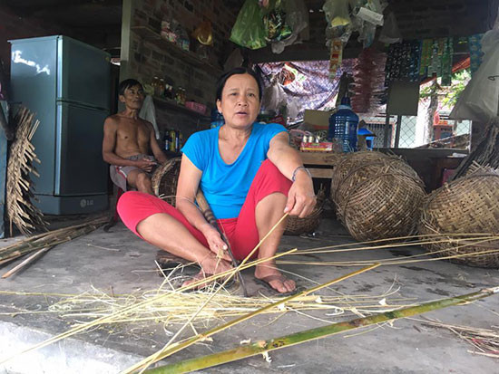 Người dân Tam Vinh, Phú Thịnh còn giữ nghề tre đan.Ảnh: C.T.A