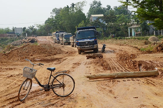 Người dân chậm bàn giao mặt bằng do việc bồi thường, hỗ trợ thực hiện không thống nhất. TRONG ẢNH: Cản trở thi công dự án đường cao tốc Đà Nẵng - Quảng Ngãi đoạn qua xã Tam Ngọc (TP.Tam Kỳ) hồi đầu năm 2016. Ảnh: T.H