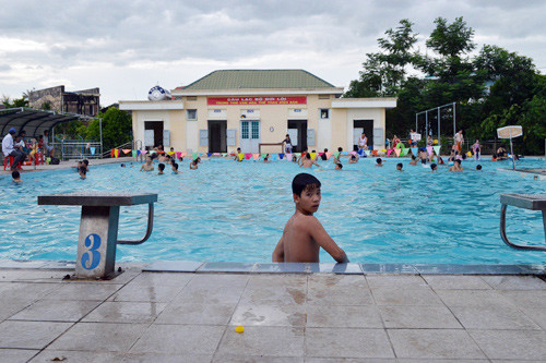 Hồ bơi ở Trung tâm VH-TT thị xã Điện Bàn, nơi học và thực hành bơi của học sinh địa phương. Ảnh: V.L