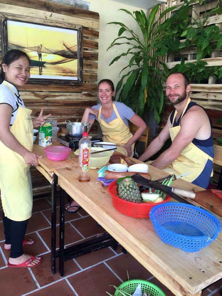 Đầu bếp (đứng) của 2 nhà hàng của anh Trung ở Hội An còn dạy nấu ăn cho khách du lịch.