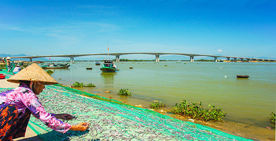 Cầu Cửa Đại nhìn từ bến cá An Lương, xã Duy Hải (Duy Xuyên). Ảnh: PHƯƠNG THẢO