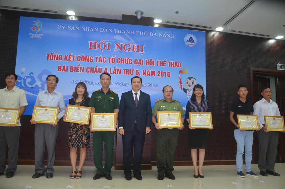 Chủ tịch  Huỳnh Đức Thơ đã trao tặng bằng khen cho 21 tập thể và 27 cá nhân của thành  phố có nhiều thành tích xuất sắc trong sự kiện ABG5