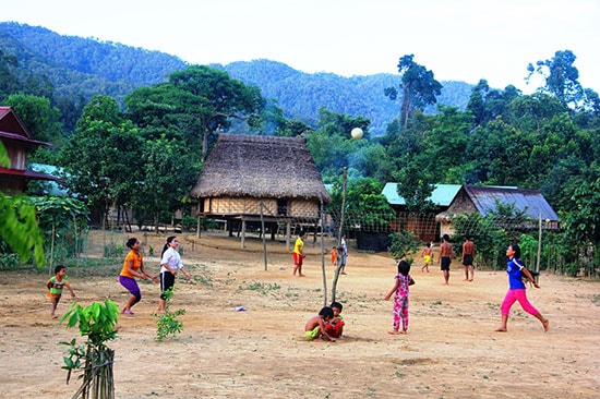 Làng Aur (xã A Vương, Tây Giang) vẫn giữ gần như nguyên vẹn  truyền thống văn hóa của đồng bào Cơ Tu. Ảnh: THÀNH CÔNG