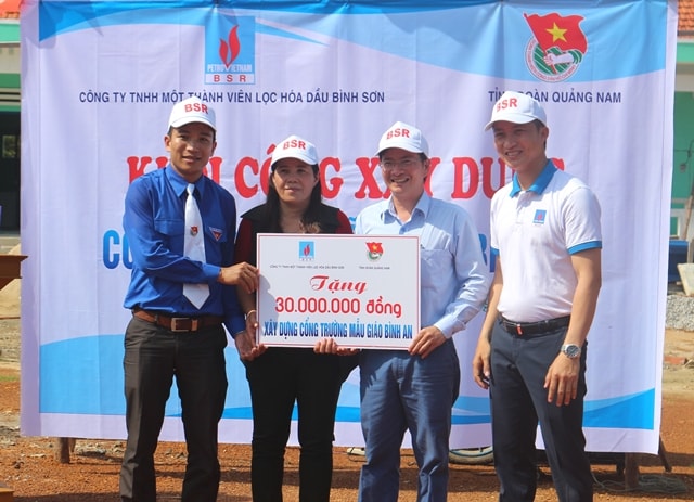 Trao tặng công trình cổng trường Mẫu giáo Bình An. Ảnh: THÀNH ĐẠT