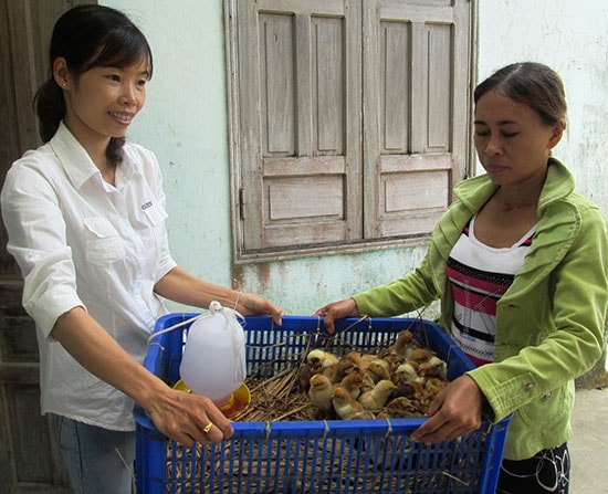 Tặng sinh kế để những hội viên phụ nữ nghèo có điều kiện phát triển mạnh sản xuất. Ảnh: H.NHI