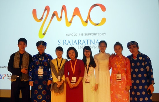 Sinh viên Võ Thị Hoài Trâm (thứ 3, bên phải) tham dự hội nghị Tọa đàm sinh viên khu vực ASEAN 2014.