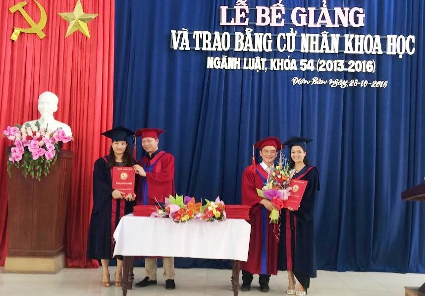 Trao bằng tốt nghiệp