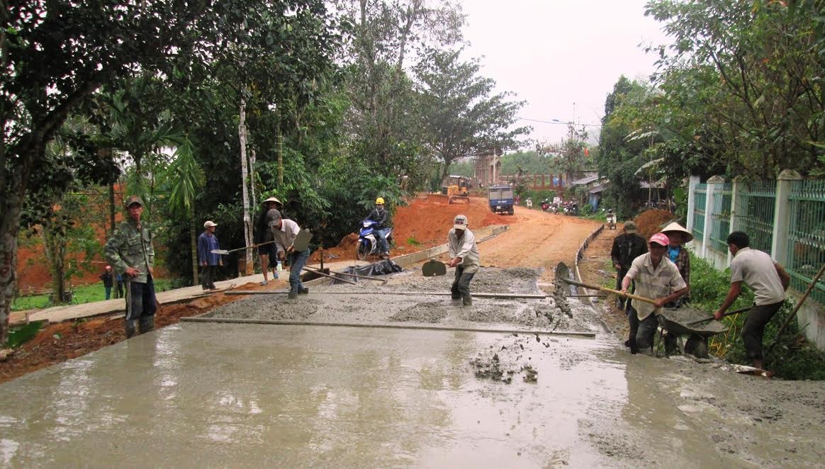 Hạ tầng giao thông tại các địa phương miền núi của Hiệp Đức được quan tâm đầu tư xây dựng.