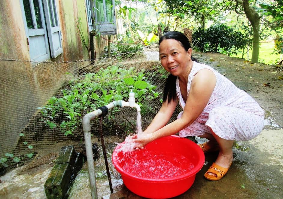 Đến nay, tỷ lệ hộ dân được sử dụng nước sinh hoạt hợp vệ sinh trên toàn huyện đạt 98,8%. Ảnh: VĂN SỰ                