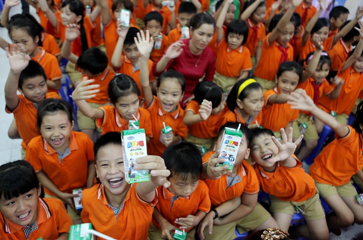 Sau gần 10 năm Vinamilk tiên phong bắt đầu phối hợp cùng các tỉnh, thành phố thực hiện chương trình Sữa học đường, tổng số lượng học sinh được thụ hưởng từ chương trình là 380.000 em và tổng ngân sách trợ giá từ Vinamilk là 92 tỷ đồng.