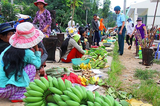 Nhiều nông sản của đồng bào vùng cao Đông Giang nay dần trở thành hàng hóa cung ứng cho thị trường khu vực. Ảnh: ALĂNG NGƯỚC