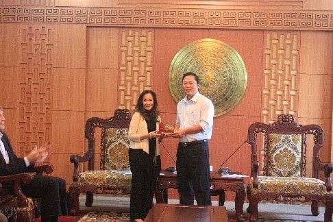 Mr. Thanh gives a souvenir to Ms. Steele