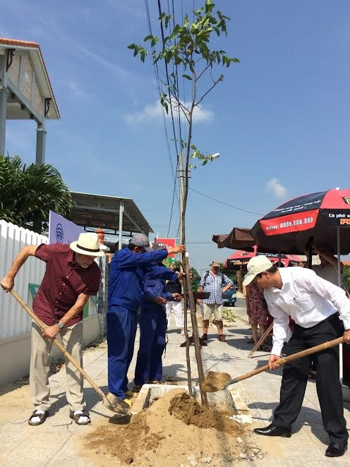 Mr. Siegel and Mr. Son (Deputy Chairman of Hoi An City People’s Committee) at the tree planting ceremony