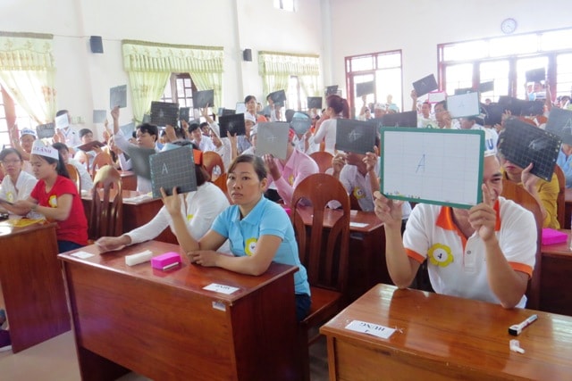 Hội thi không kém phần sôi nổi, kịch tính, loại dần các thí sinh có phương án trả lời sai. Ảnh: Hoàng Liên