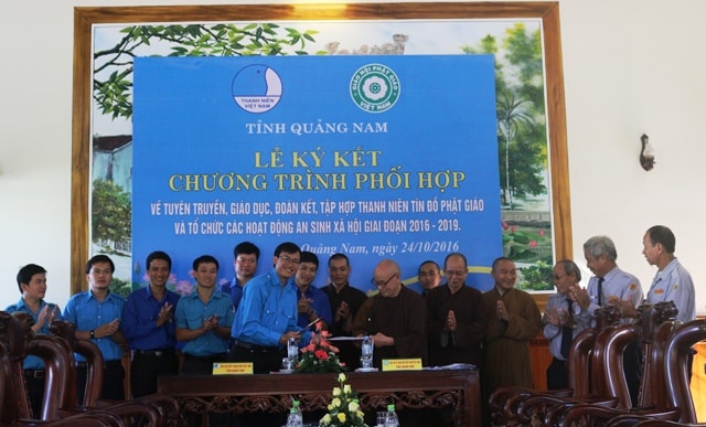 Ký kết chương trình phối hợp về đoàn kết tập hợp thanh niên tín đồ phật giáo. Ảnh: MỸ LINH