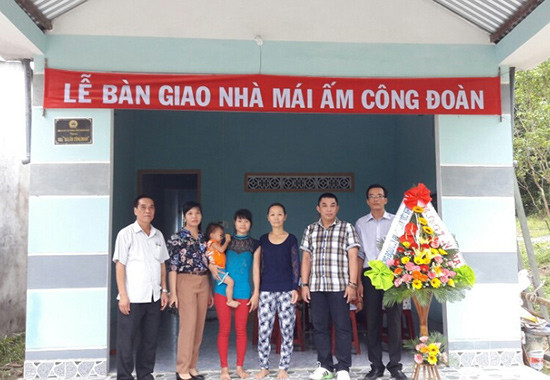 Bàn giao nhà Mái ấm công đoàn cho gia đình chị Nguyễn Thị Dũng.Ảnh: DIỄM LỆ