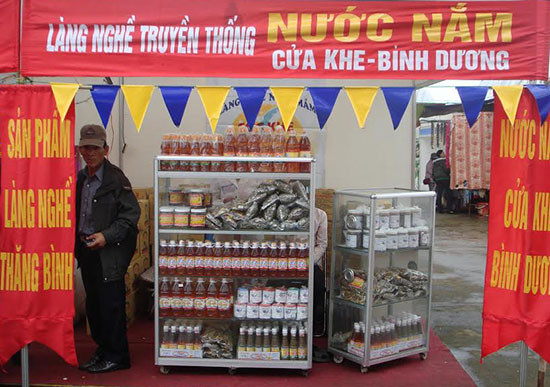 Giới thiệu thương hiệu nước mắm Cửa Khe tại hội chợ Xuân Quảng Nam - 2016. Ảnh: C.T.A