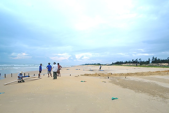 Người dân phá rừng phòng hộ, nuôi tôm “tiếp tay” cho nạn nước biển xâm thực và cát bay.