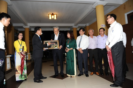 Vice Chairman Thanh (left) offers a souvenir to Deputy Prime Minister of Thailand Somkid Jatusripitak. 