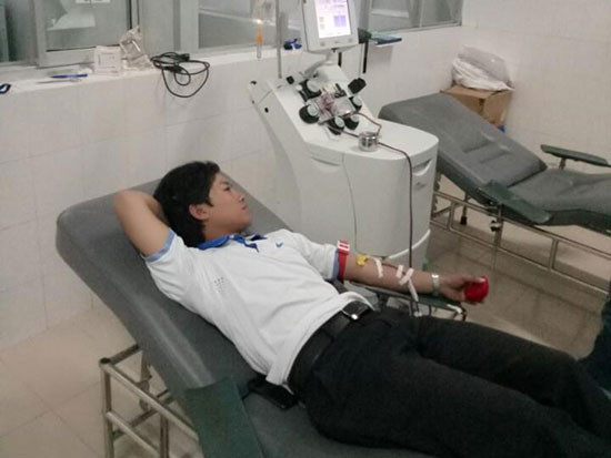 Anh Trần Thanh Bình, một trong 2 thành viên đã hỗ trợ máu A cho cụ bà Cao Thị Lâu lúc nửa đêm. Ảnh: Đ.Q
