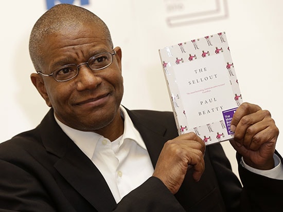 Nhà văn Paul Beatty với cuốn tiểu thuyết The Sellout. ảnh: AP